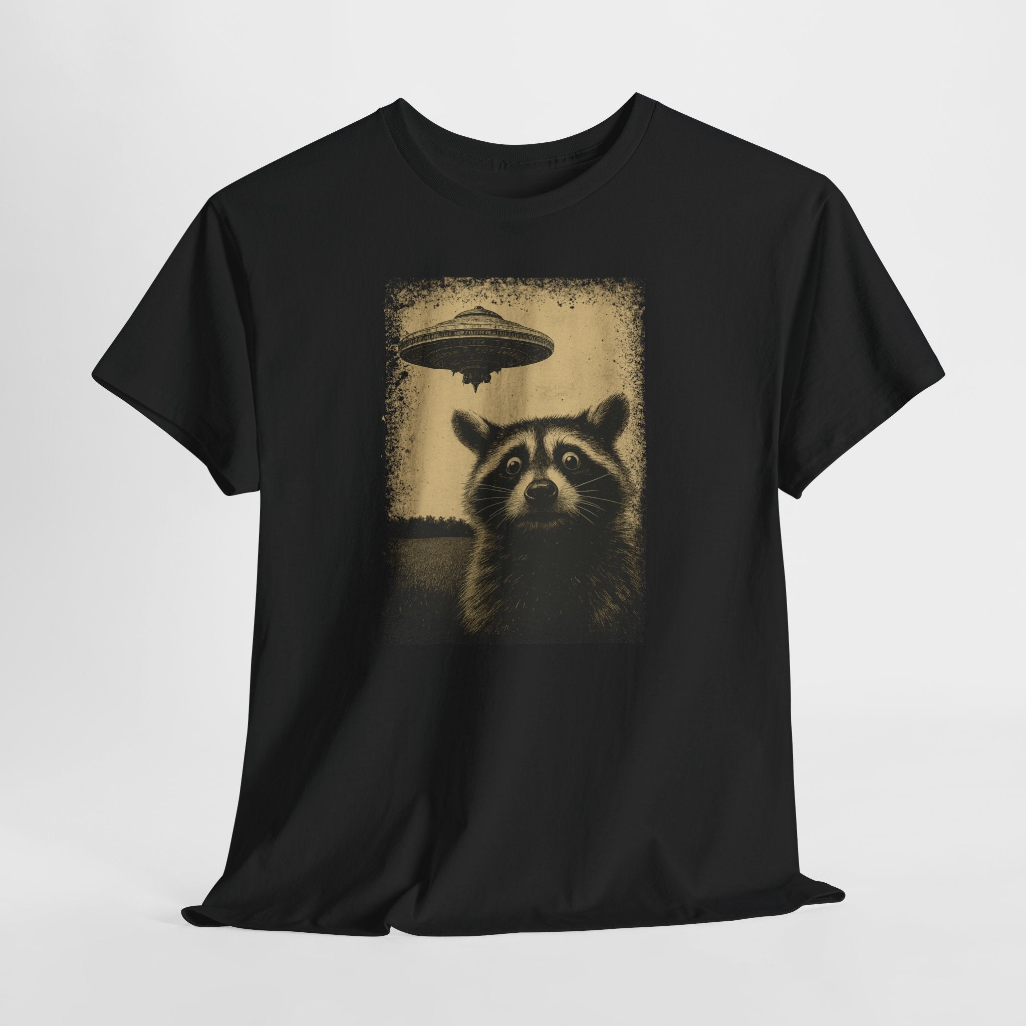 Waschbär gegen UFO – Retro Sci-Fi Design T-Shirt