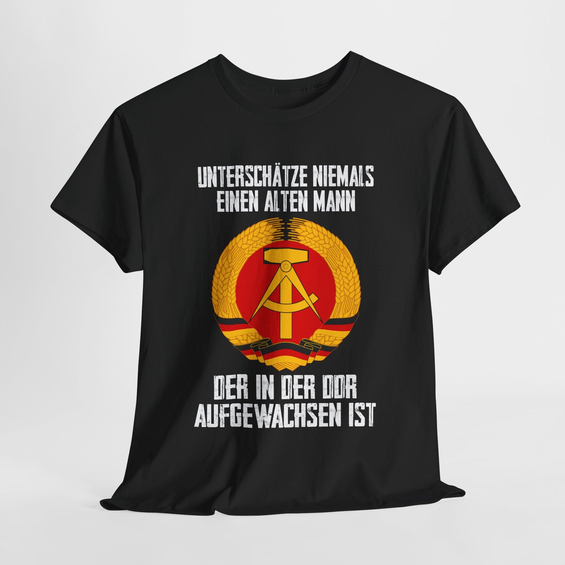 DDR Nostalgie Unterschätze niemals einen altern Mann der in der DDR aufgewachsen ist T-Shirt