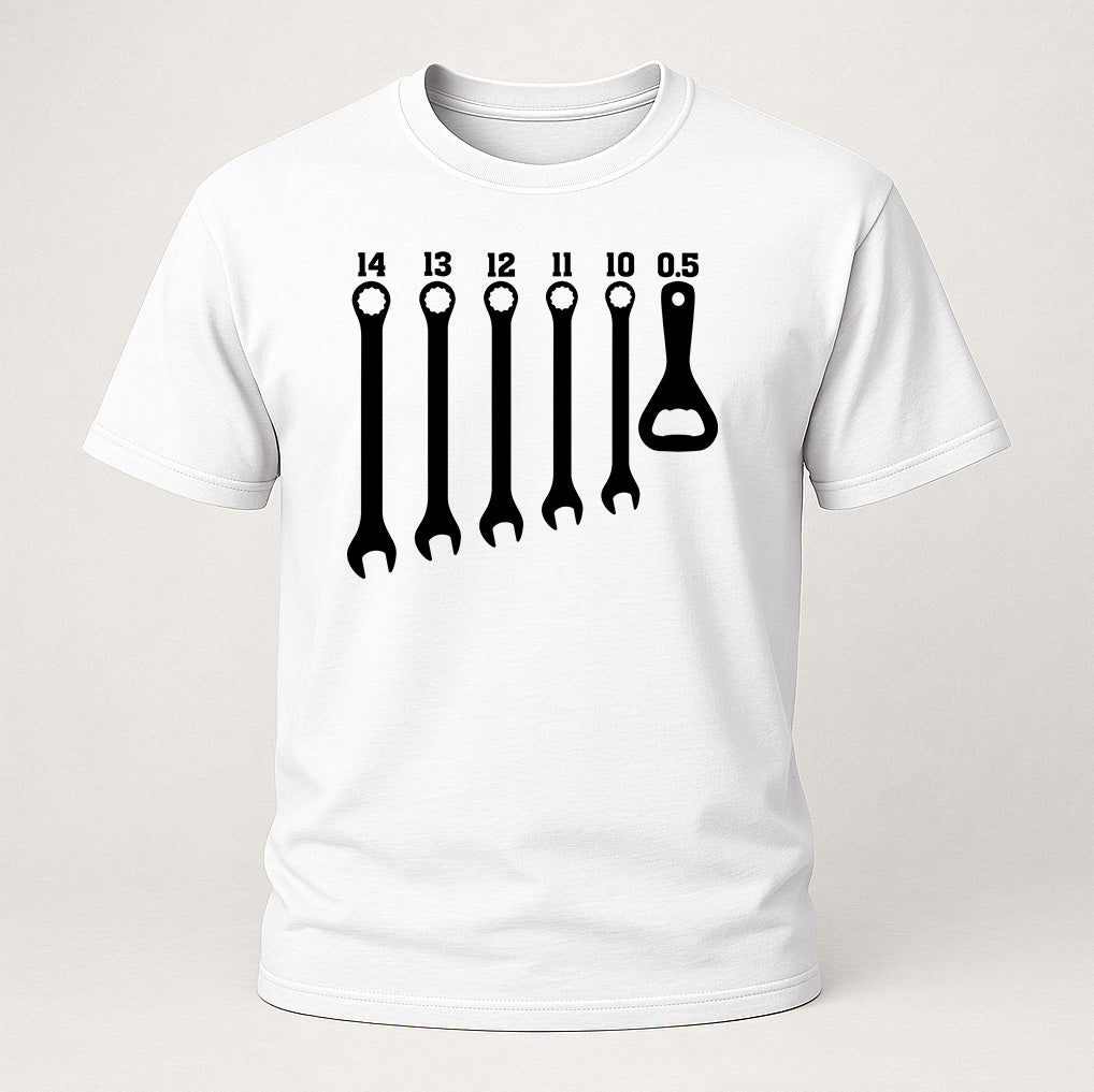 Werkstatt Shirt – Schraubenschlüssel & Bieröffner – Geschenk für Mechaniker
