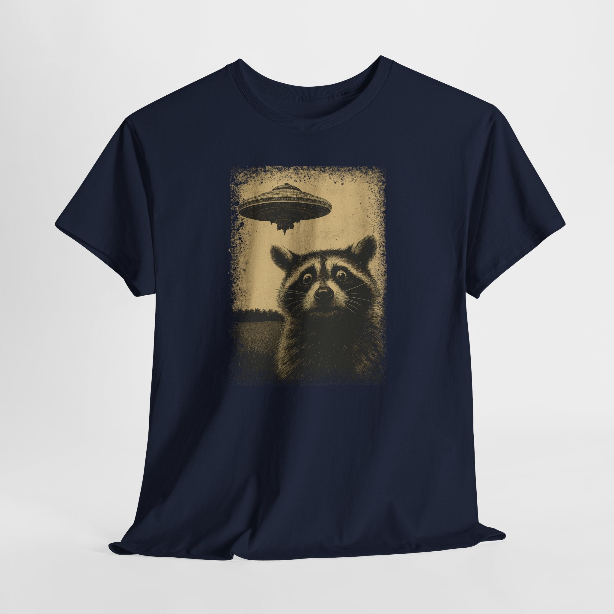 Waschbär gegen UFO – Retro Sci-Fi Design T-Shirt