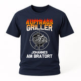 Auftragsgriller - Grillen BBQ Lustiges Party Shirt - Bratort Personalisierbares T-Shirt