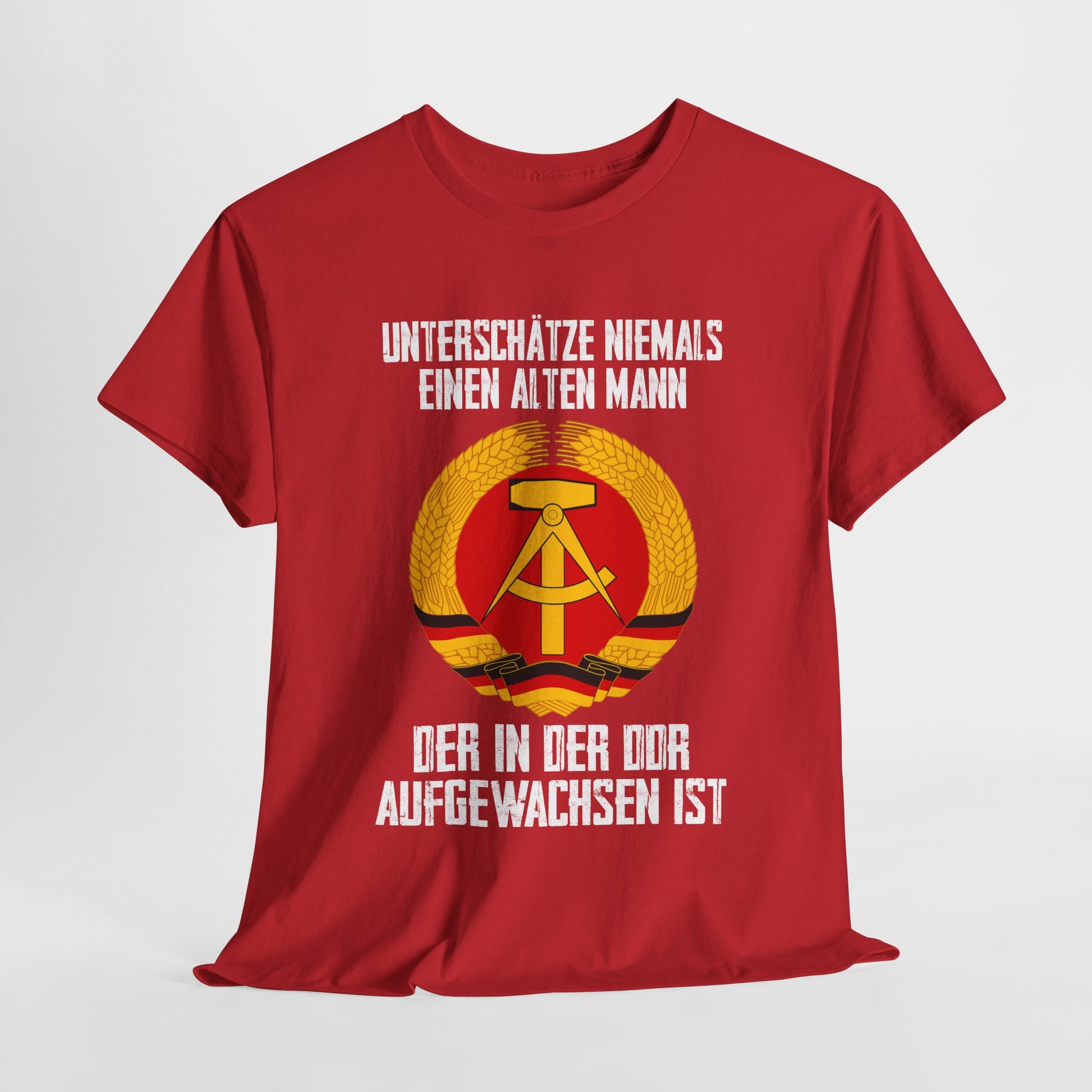 DDR Nostalgie Unterschätze niemals einen altern Mann der in der DDR aufgewachsen ist T-Shirt