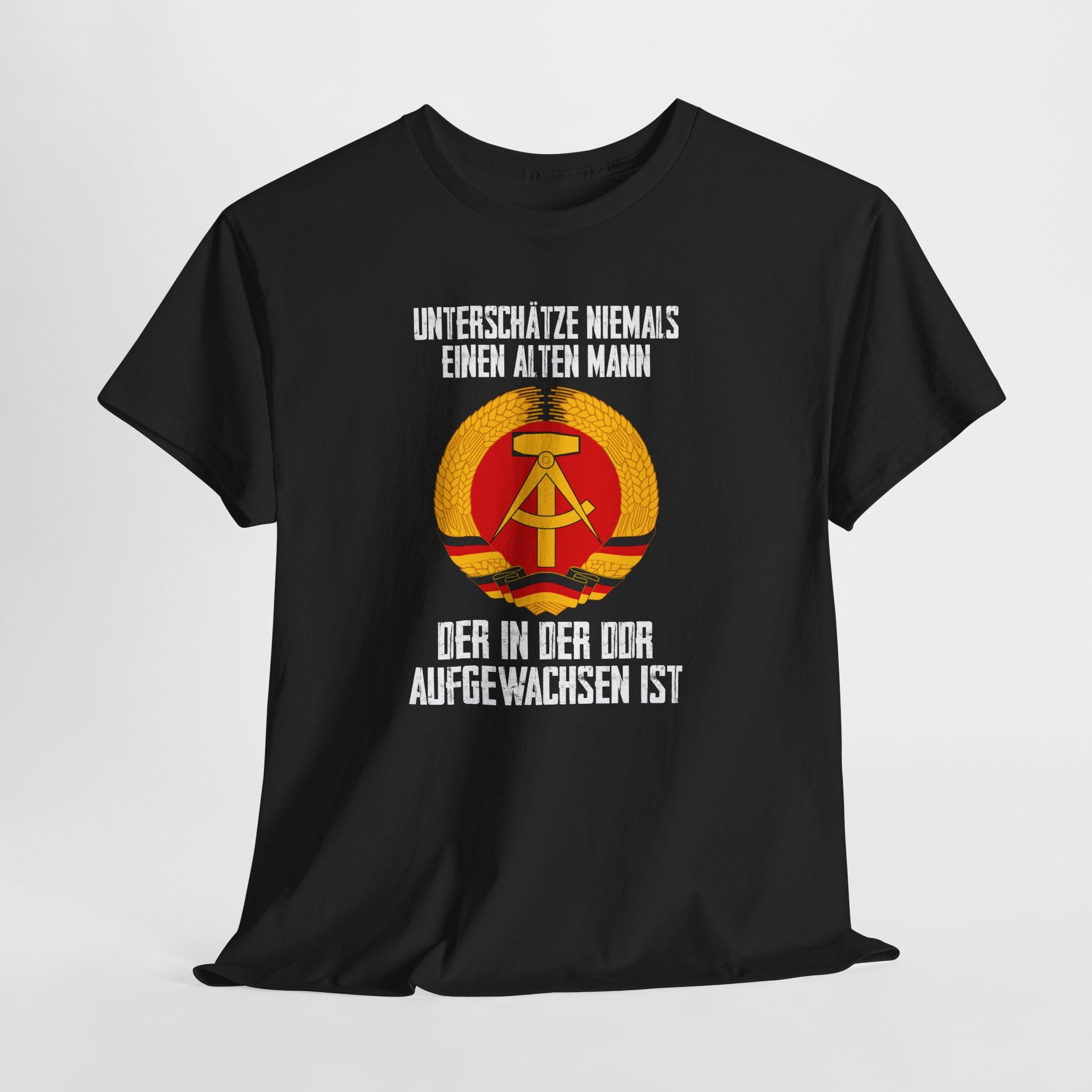 DDR Nostalgie Unterschätze niemals einen altern Mann der in der DDR aufgewachsen ist T-Shirt