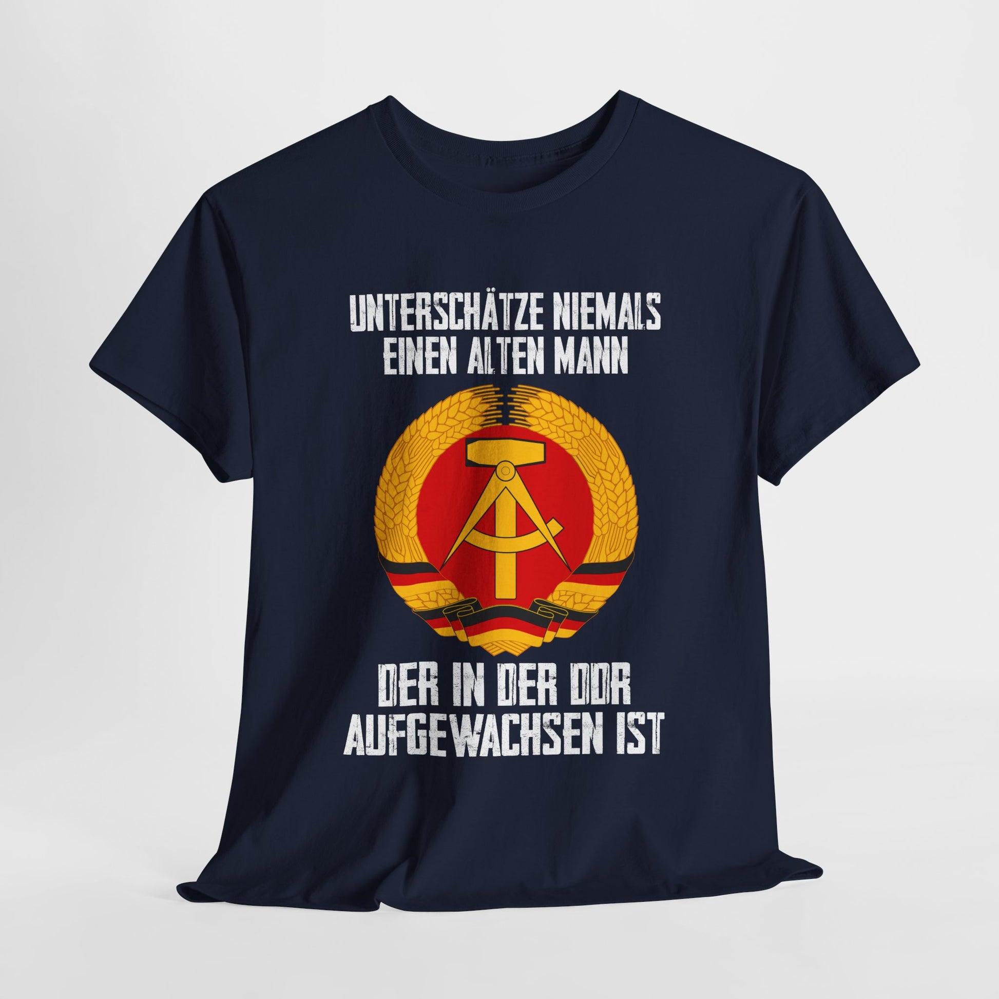 DDR Nostalgie Unterschätze niemals einen altern Mann der in der DDR aufgewachsen ist T-Shirt